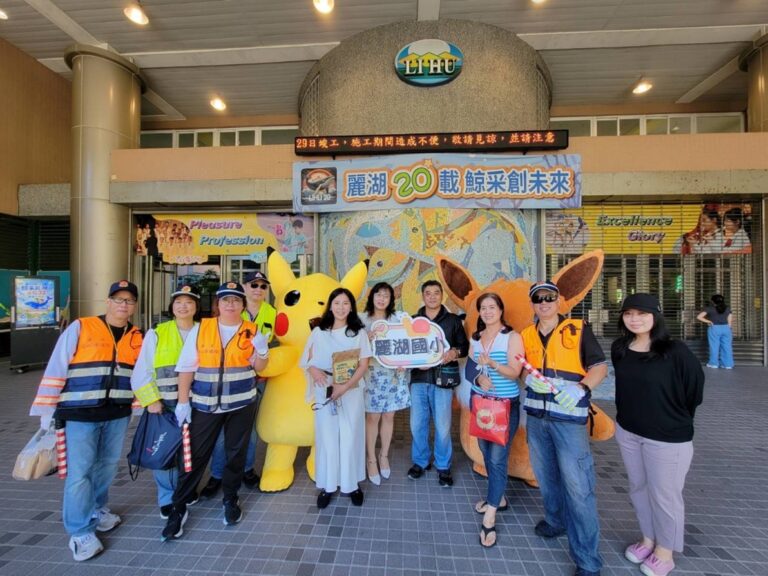 內湖分局宣導團與麗湖國小校長、家長及志工宣導合影。(圖/記者薛秀蓮 翻攝)