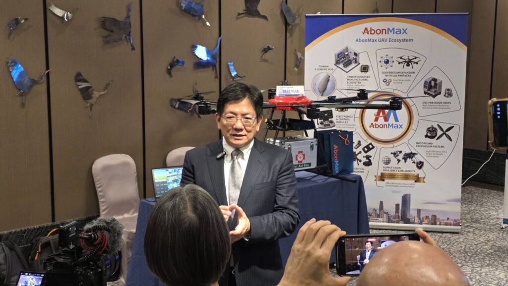 工研院執行長陳立偉說明運輸機運用在AI醫療場域及銘旺科研發成果。(圖/銘旺科技提供)