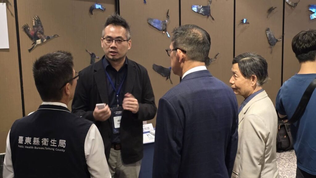 銘旺科策略長向醫院及政府機構單位衛生局解說AI智慧醫療運輸及精準飛行監控系統自主研發成果與市場佈局。(圖/銘旺科技提供)