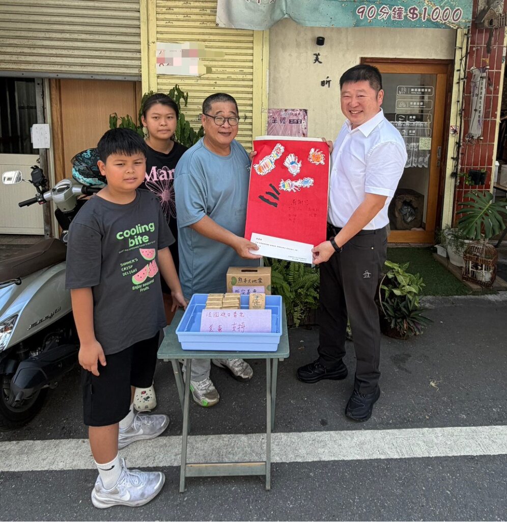 張峻（右一）捐助新臺幣伍萬元作為日本地震災害救助金，希望盡一份心力，陪伴災區民眾度過難關。（圖／記者 趙靜姸翻攝）