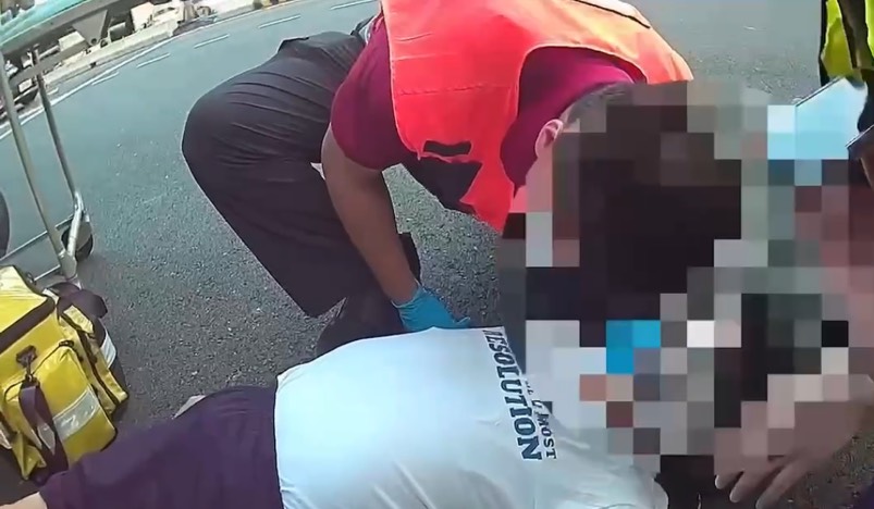 員警於現場協助救護。(圖/記者 趙靜姸翻攝)