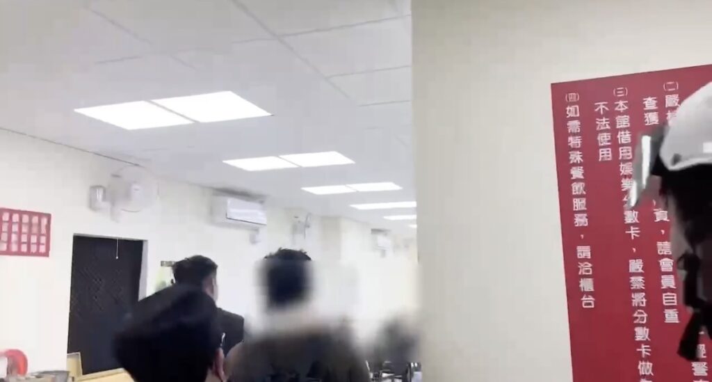 萬華警方協同相關單位前往執行斷水斷電。（圖／記者 趙靜姸翻攝）