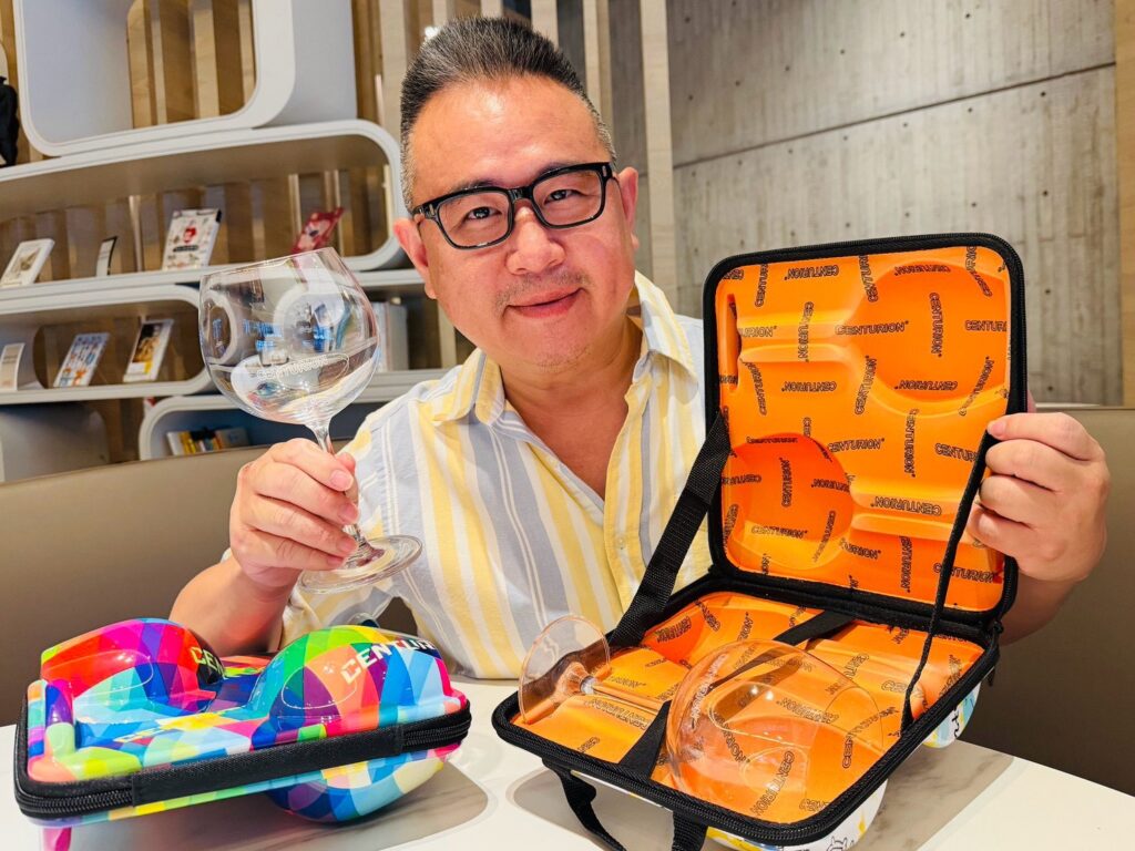 陳志彬展示CENTURION手提酒杯組及酒杯，該產品自2020年推出後，持續成為旅行箱事業部產品組合之一。（圖／百夫長提供）