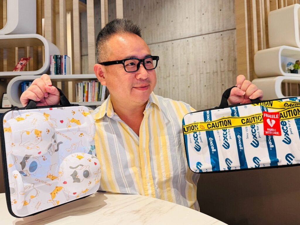 陳志彬展示CENTURION不同設計款式的手提酒杯組，品牌從旅行箱跨足露營用品，延伸產品布局。（圖／百夫長提供）