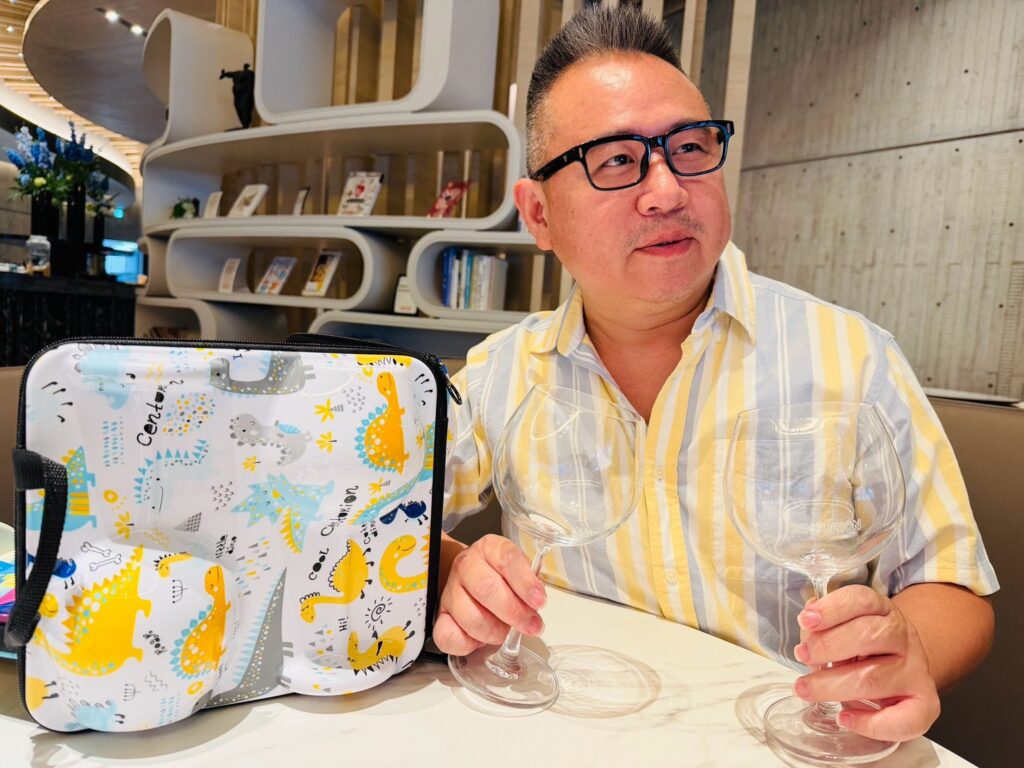 百夫長集團創辦人陳志彬展示CENTURION手提酒杯組及酒杯,該產品為疫情期間因應露營市場需求所開發。(圖/百夫長提供)