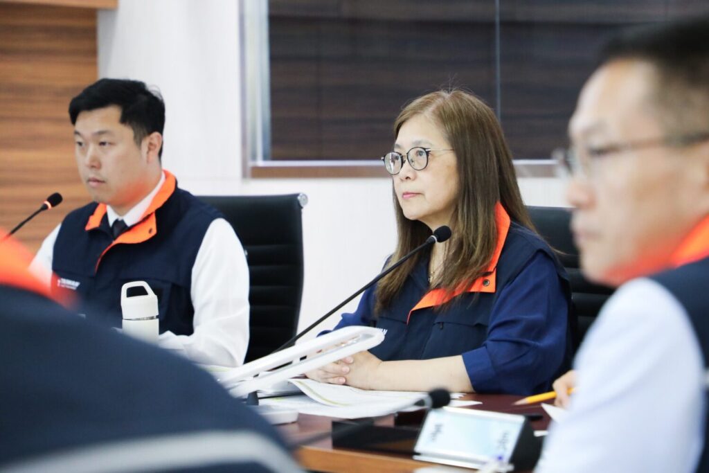 國安會副秘書長李問與海洋委員會主委管碧玲共同主持任務管制會議。(圖/海巡署)