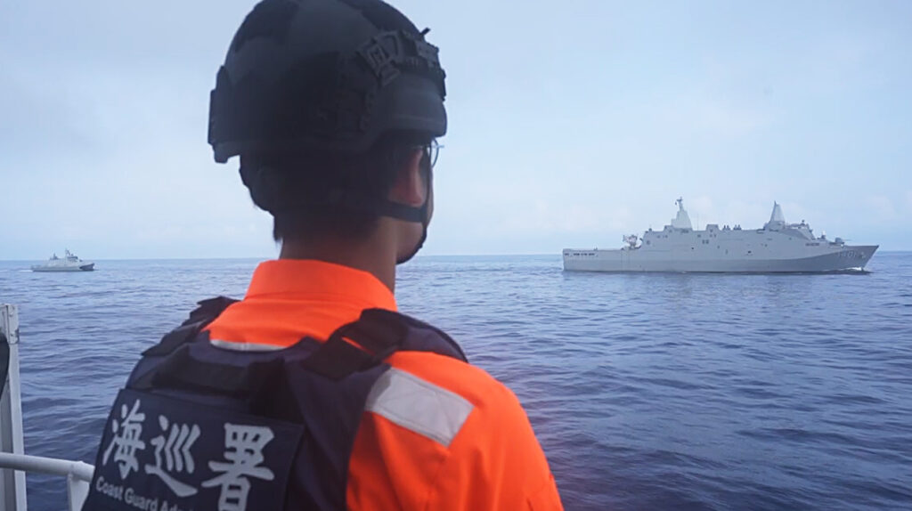 海巡執行漢光42號演習「聯合反封鎖護航」，海巡、海軍首次實兵演練海上護送關鍵戰略物資入港。（圖／海巡署）