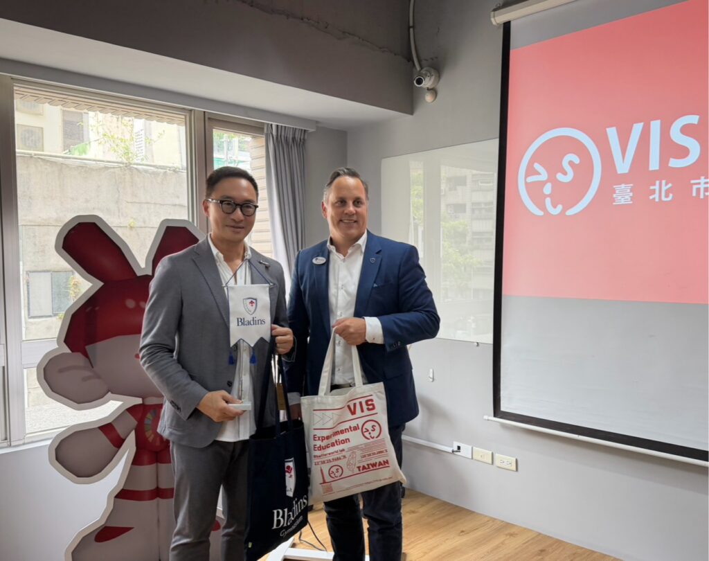 瑞典百年名校 Bladins執行長Martin Roth(右)與(左)VIS執行長黃禮騏相見歡。雙方暢談台瑞教育理念及雙邊交流。(圖/台北市VIS國際實驗高中提供)