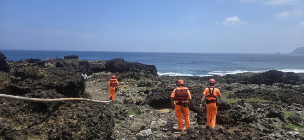 蘭嶼坦克岩民眾疑似失蹤，海巡警消聯合持續搜救。（圖／海巡署）