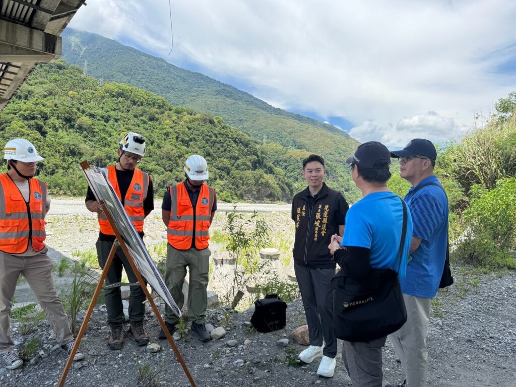 張峻服務團隊今（3）日邀集交通部公路局東區養護工程分局花蓮工務段壽豐監工站站長江金富、張峻議長服務團隊主任張宸瑋及監測顧問公司，共同前往仁壽橋辦理現勘與簡報說明。（圖／記者 趙靜姸翻攝）