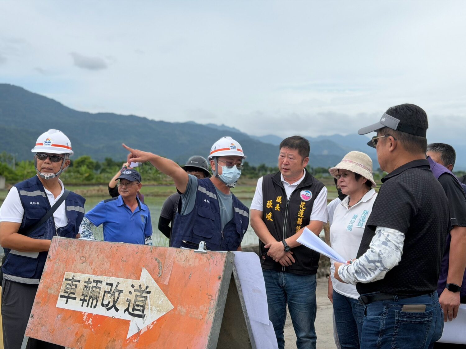 張峻今(10)日邀集花蓮縣政府及相關單位前花蓮縣玉里鎮大禹火車站前排水系統工程會勘,要求在兼顧排水與防洪功能的前提下,儘速改善道路高低落差,保障居民生活及用路安全。(圖/記者 趙靜姸翻攝)