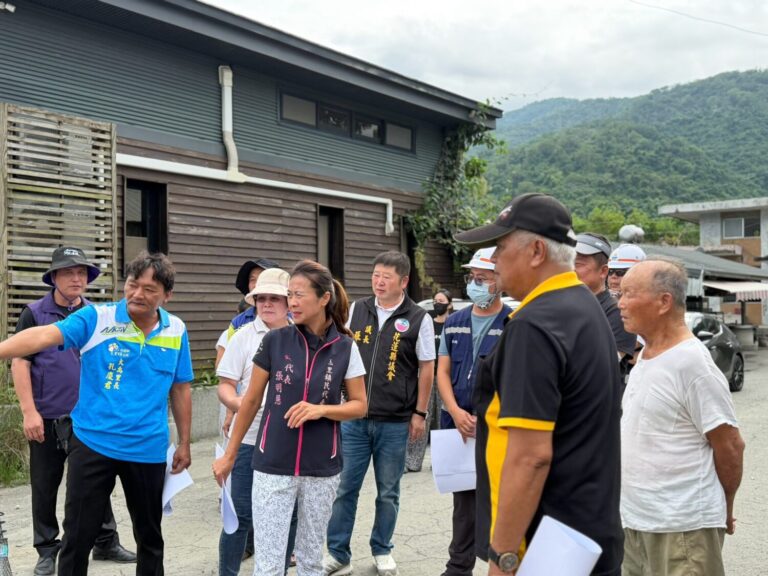 地方居民於會勘時指出,工程施作後,橋面及道路與既有民宅出入口、周邊道路形成明顯高低差,不僅造成住戶進出不便,也增加汽、機車通行時的安全風險。(圖/記者 趙靜姸翻攝)