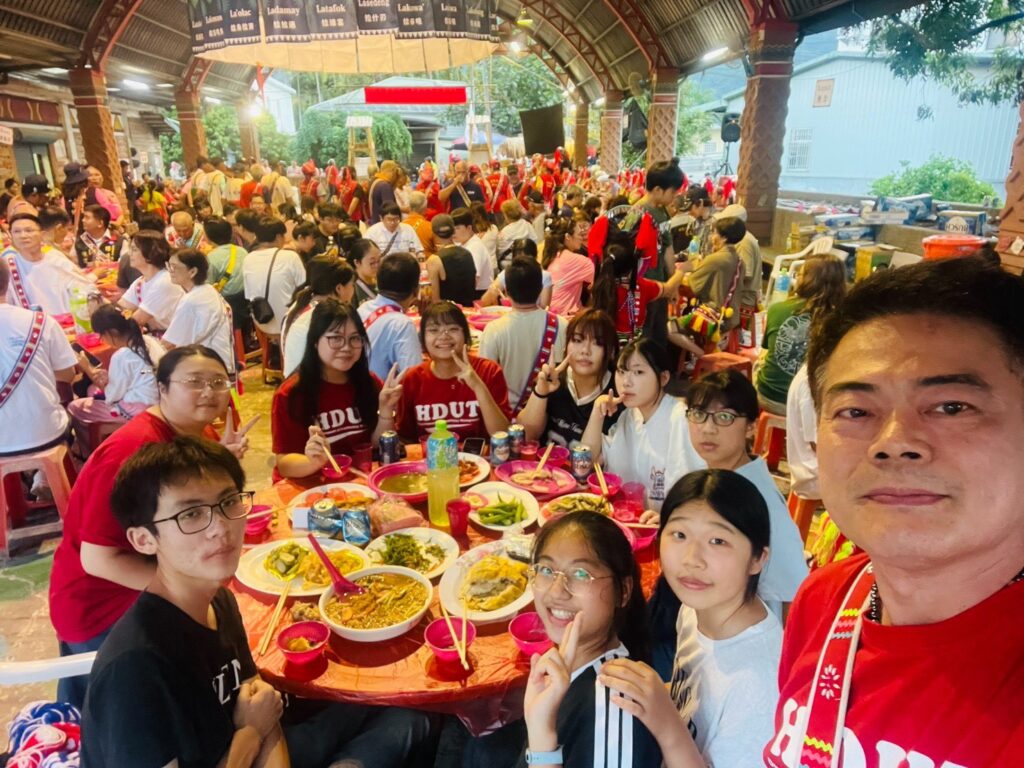 宏國德霖科技大學蔡顯榮老師右一帶領餐旅系學生深入花蓮瑞穗鶴岡地區，投入USR地方創生計畫，將餐旅專業帶進偏鄉，實踐「德化學子、霖霑社會」的辦學精神。（圖／宏國德霖科大提供）