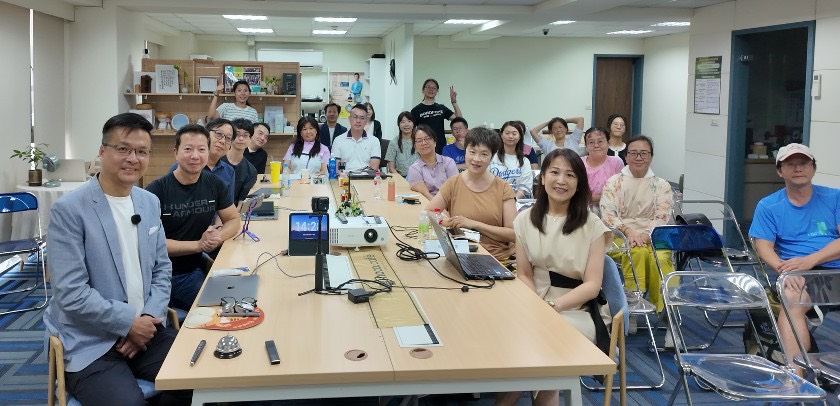 愛玩AI讀書會論壇在竹北登場，產官學專家與參與者齊聚交流，攜手打造新竹AI共學基地。(圖／愛玩AI讀書會提供)