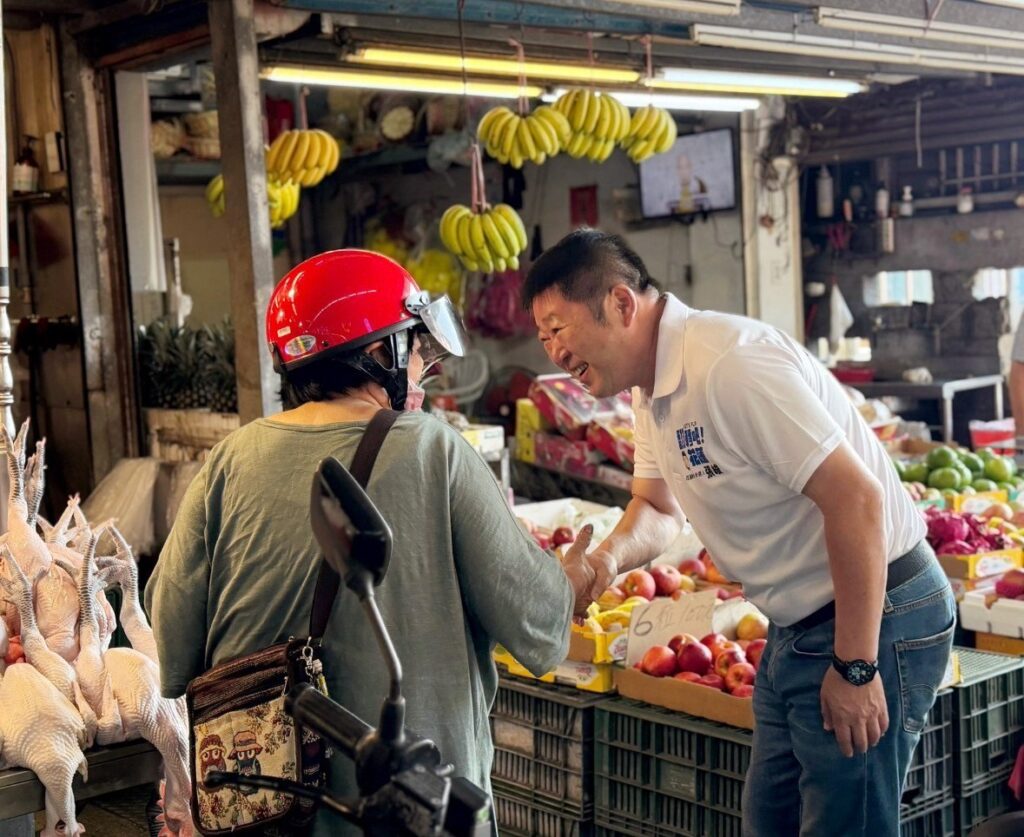 張峻（右）今（14）日上午前往花蓮市果菜批發市場拜票。（圖／記者 趙靜姸翻攝）