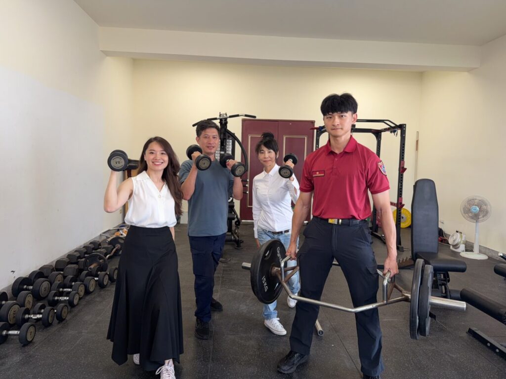 中正消防分隊健身房訓練環境升級,消防同仁現場示範重量訓練,許睿慈議員服務團隊到場了解改善成果。(圖/中正消防分隊提供)