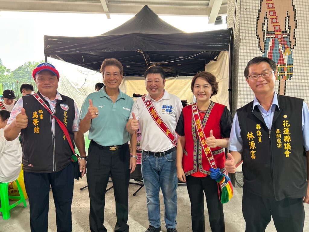 張峻（中）昨（14）日在原住民族委員會副主委林義信、縣議員蔡依靜、林源富陪同下前往光復鄉太巴塱部落祭祀廣場，參加2026 Ilisin豐年祭。（圖／記者 趙靜姸翻攝）