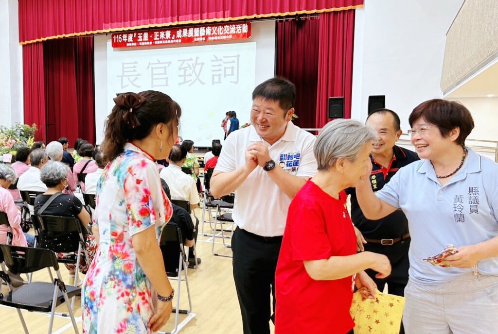 張峻（左二）今（15）日在縣議員黃玲蘭、里長陳文祥陪同下出席玉里鎮「玉里・正來寮」成果展暨藝術文化交流活動。活動開始前，他逐一向現場鄉親及文化團體握手問候。（圖／記者 趙靜姸翻攝）