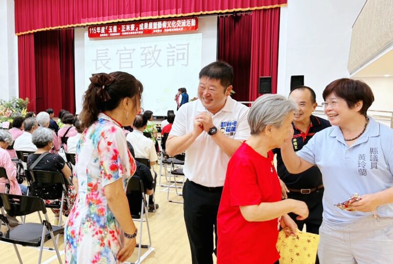 張峻(左二)今(15)日在縣議員黃玲蘭、里長陳文祥陪同下出席玉里鎮「玉里・正來寮」成果展暨藝術文化交流活動。活動開始前,他逐一向現場鄉親及文化團體握手問候。(圖/記者 趙靜姸翻攝)