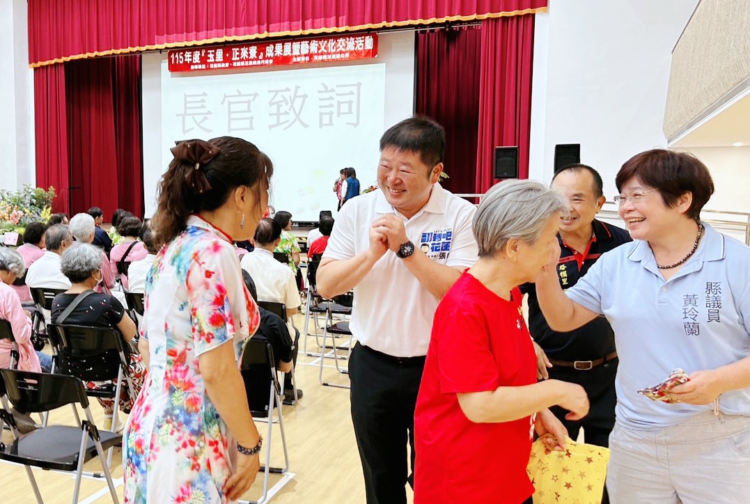 張峻(左二)今(15)日在縣議員黃玲蘭、里長陳文祥陪同下出席玉里鎮「玉里・正來寮」成果展暨藝術文化交流活動。活動開始前,他逐一向現場鄉親及文化團體握手問候。(圖/記者 趙靜姸翻攝)