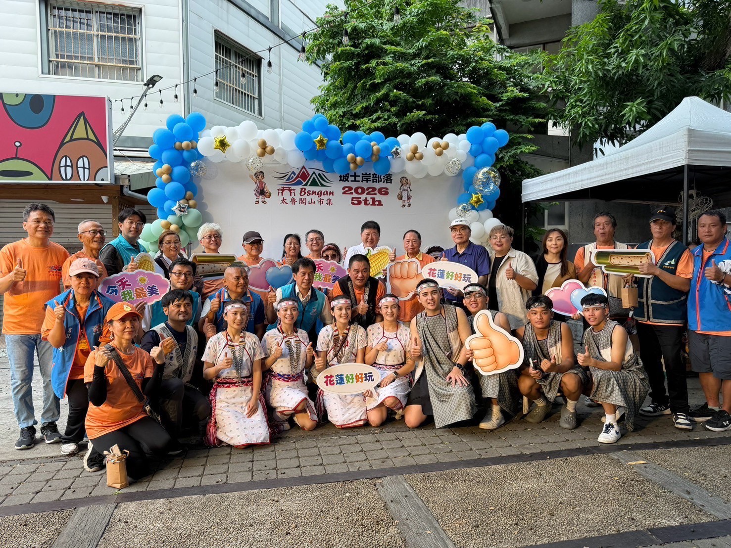 張峻(後排右八)與參加活動的族人合影。(圖/記者 趙靜姸翻攝)