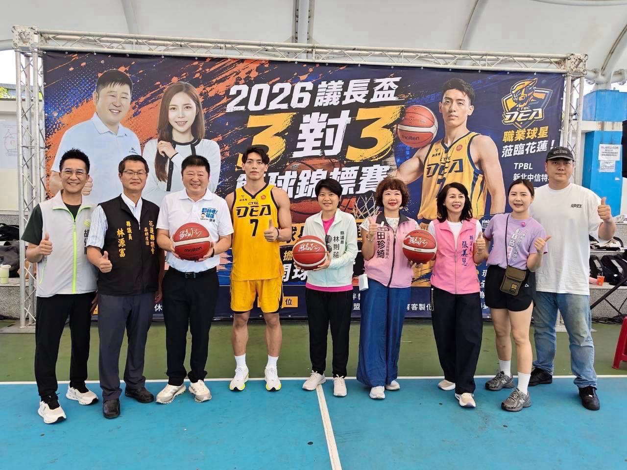 從花蓮走上職業舞台的阿美族籃球好手魏嘉豪(左四)返鄉為此次比賽活動代言。(圖/記者 趙靜姸翻攝)