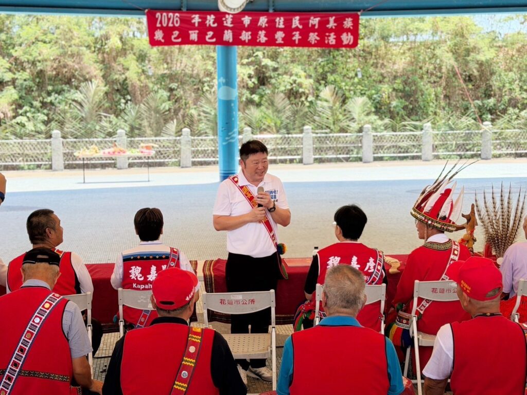 張峻（前排中）參加巴爾巴蘭部落豐年祭，並以阿美語向現場族人致詞，祝福部落年年豐收、族人平安幸福，獲得現場熱情回應。（圖／記者 趙靜姸翻攝）