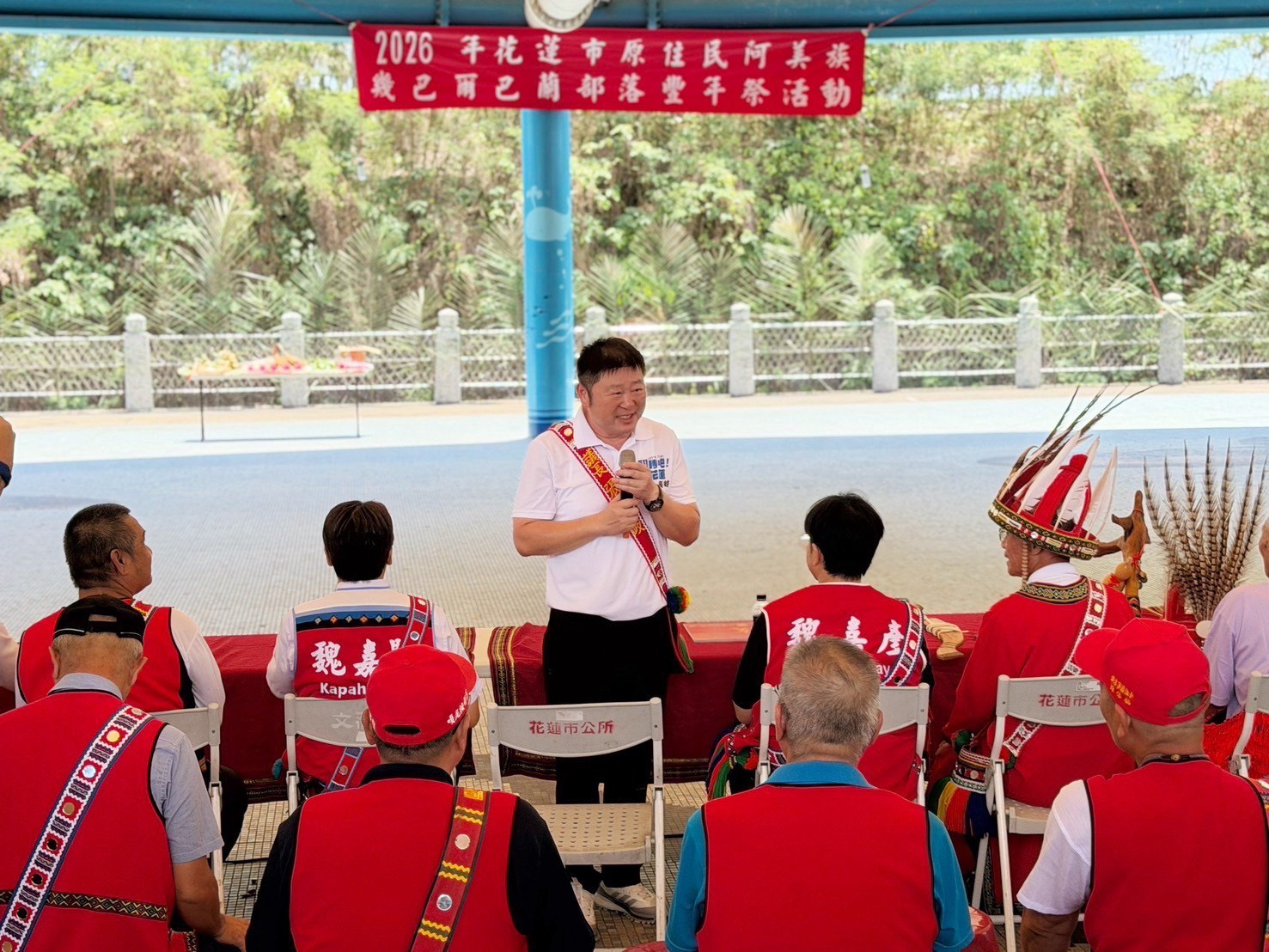 張峻(前排中)參加巴爾巴蘭部落豐年祭,並以阿美語向現場族人致詞,祝福部落年年豐收、族人平安幸福,獲得現場熱情回應。(圖/記者 趙靜姸翻攝)