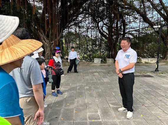 張峻（右一）在現場與參加此次活動的民衆交流。（圖／記者 趙靜姸翻攝）