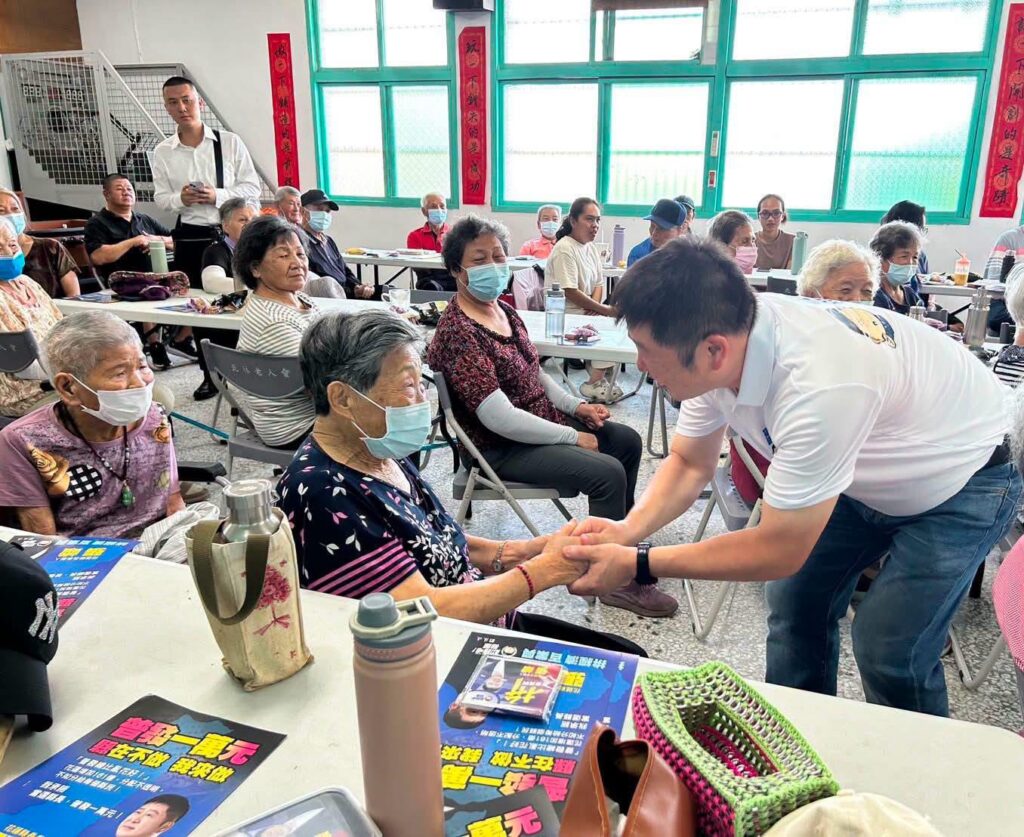張峻先前也提出花蓮普發現金1萬元政見，他表示，若中央方案通過立法院審議並順利實施，未來地方方案也完成預算編列及法定程序，符合資格的花蓮民眾每人合計可領2萬元。（圖／記者 趙靜姸翻攝）