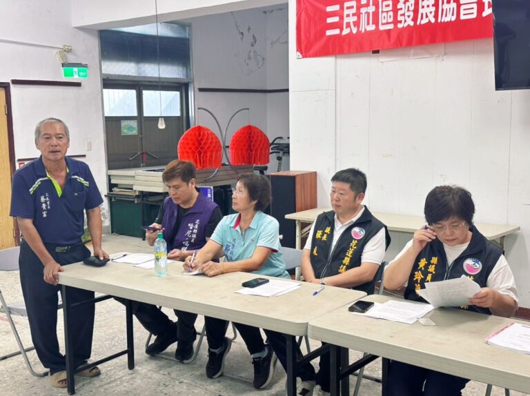 張峻(右二)日前前往玉里地區參加台9線道路拓寬工程協調會,與居民面對面了解實際需求。 (圖/記者 趙靜姸翻攝)