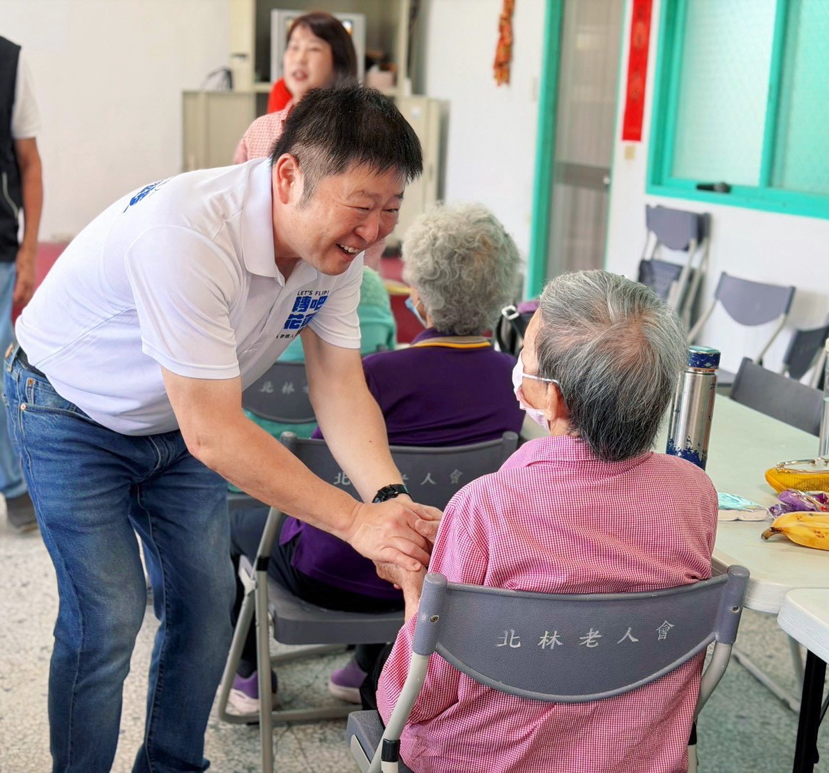 張峻(左一)接連走訪鳳林老人會、北林老人會及北林社區活動中心,與長輩近距離互動。 (圖/記者 趙靜姸翻攝)