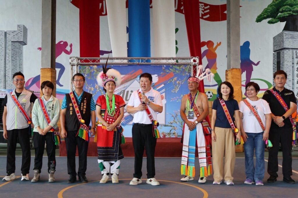張峻（中）今（20）日參加光復鄉Fata'an（馬太鞍）部落豐年祭，今年也是馬太鞍溪洪災後，部落首次迎來Ilisin。（圖／記者 趙靜姸翻攝）