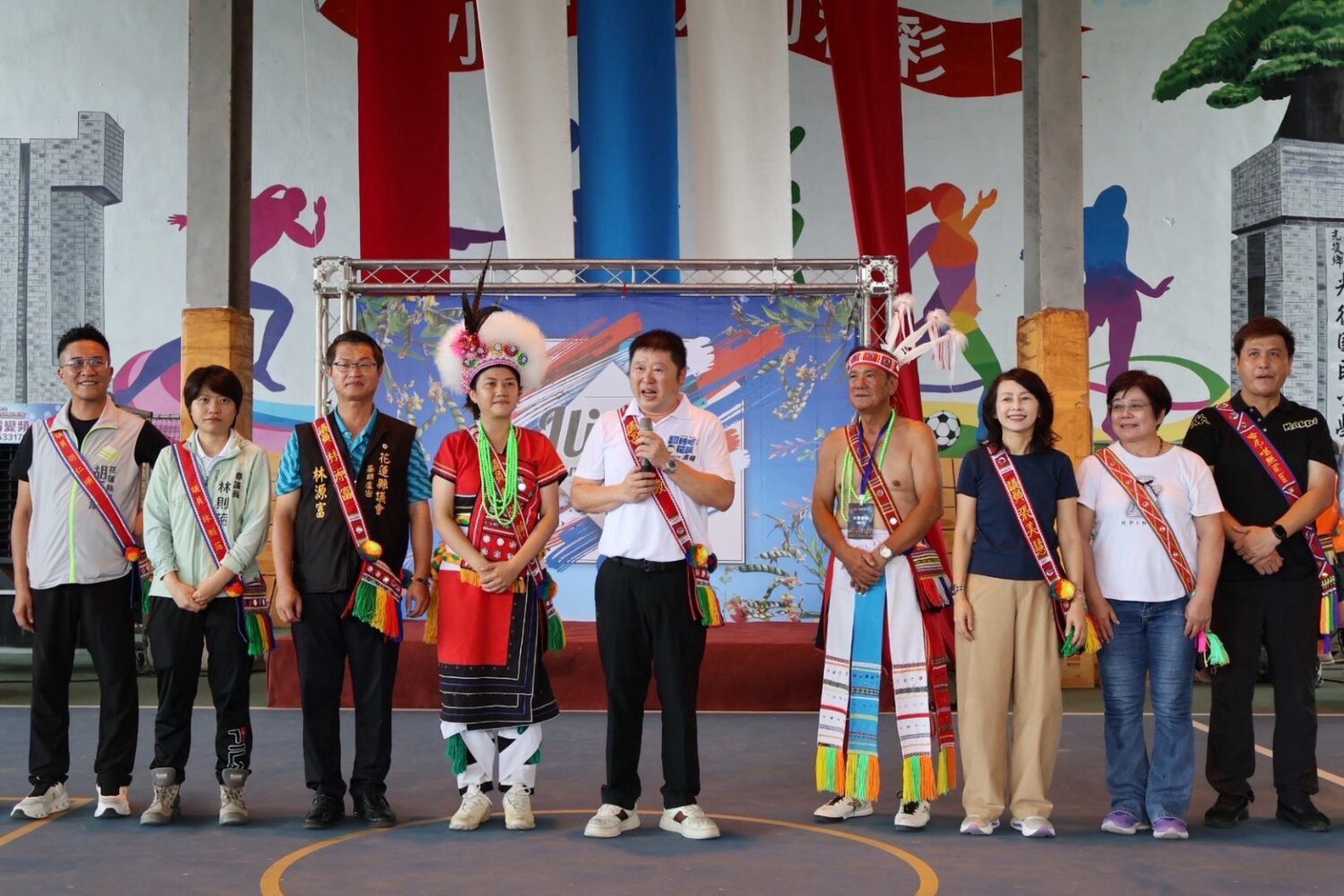 張峻(中)今(20)日參加光復鄉Fata'an(馬太鞍)部落豐年祭,今年也是馬太鞍溪洪災後,部落首次迎來Ilisin。(圖/記者 趙靜姸翻攝)
