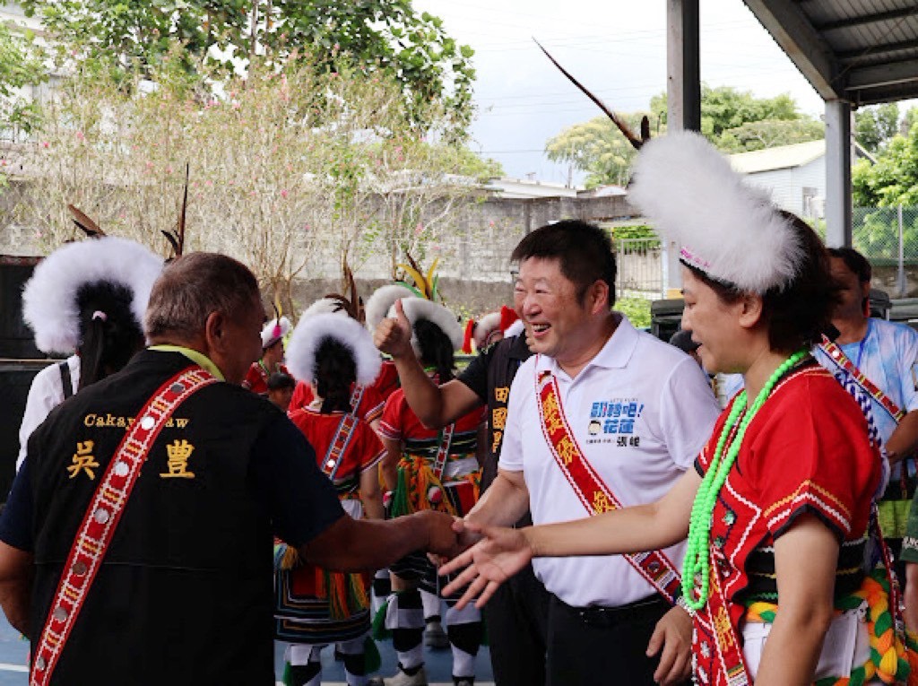 張峻(右二)參加光復鄉Fata'an(馬太鞍)部落豐年祭活動與族人互動。