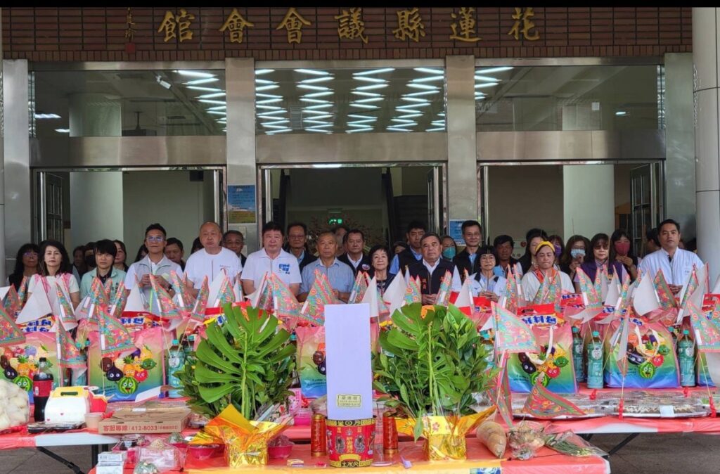 花蓮縣議會今（21）日舉辦中元普渡，張峻（前排左五）偕同議員及議會員工上香祝禱，祈求花蓮遠離災害、鄉親平安，各項產業早日恢復生機。（圖／記者 趙靜姸翻攝）