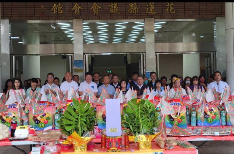 花蓮縣議會今(21)日舉辦中元普渡,張峻(前排左五)偕同議員及議會員工上香祝禱,祈求花蓮遠離災害、鄉親平安,各項產業早日恢復生機。(圖/記者 趙靜姸翻攝)