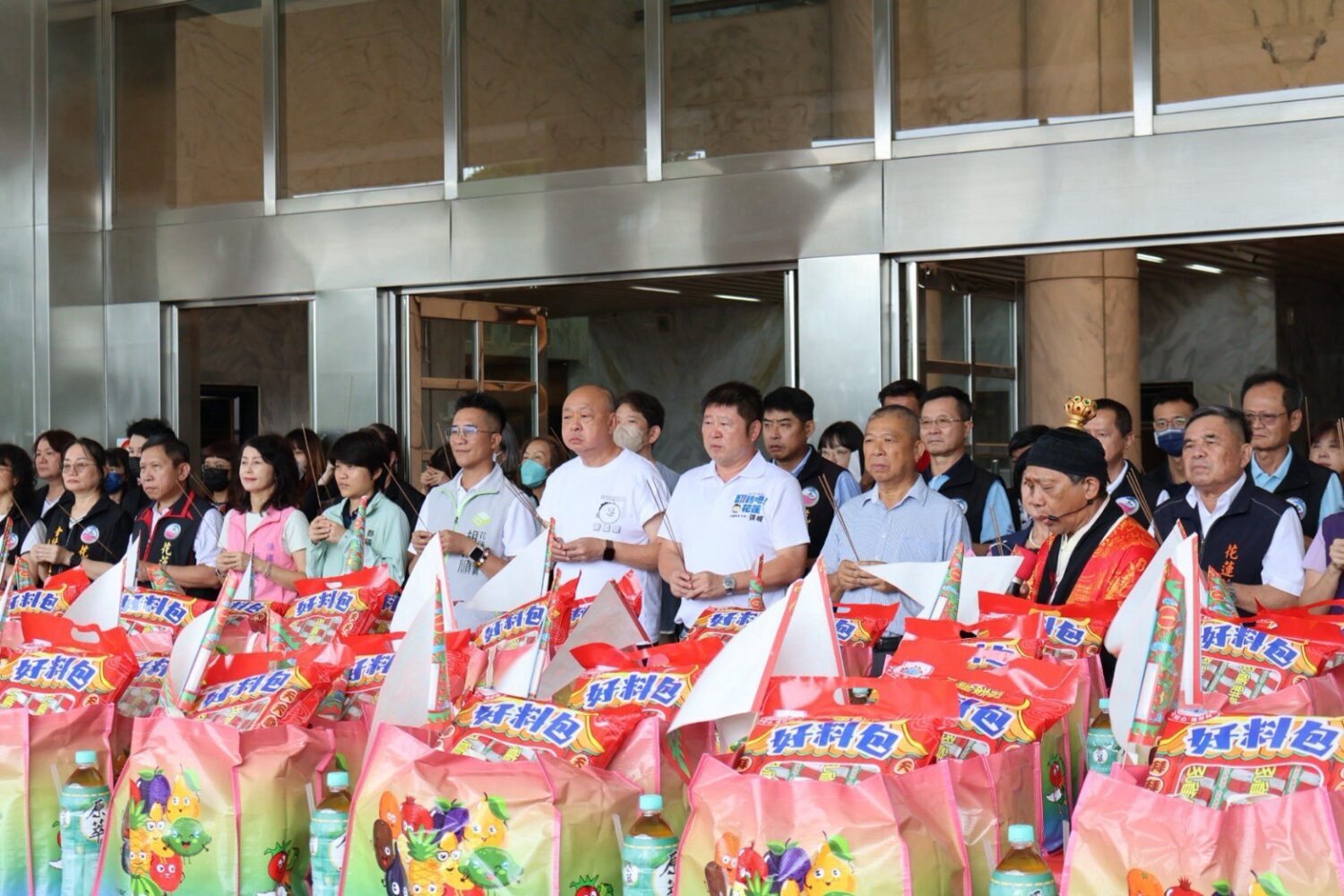 普渡結束後,議會將把供品及愛心物資轉送弱勢家庭與公益機構,讓傳統祭祀化為實際關懷。(圖/記者 趙靜姸翻攝)