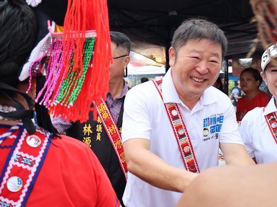 張峻（右）上午走訪部落市集及各階層，逐一向族人、攤商及遊客握手致意。（圖／記者 趙靜姸翻攝）