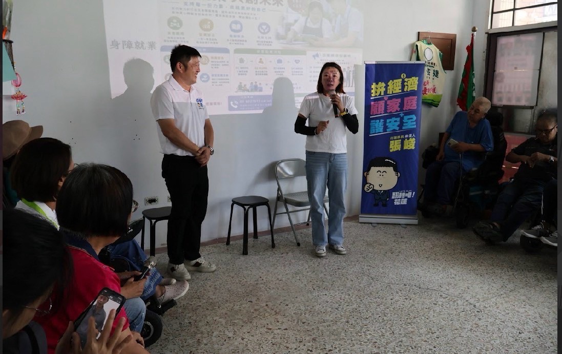 張峻(左)與身障朋友、家屬及團體代表座談,針對身障就業、無障礙大型巴士、人行環境及無障礙公廁等議題交換意見。(圖/記者 趙靜姸翻攝)