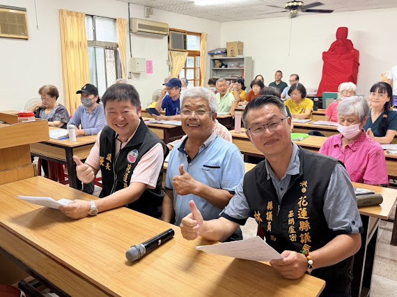 張峻(前排左一)今(26)日在縣議員林源富、吉安村前村長溫金勝陪同下,前往吉安鄉五穀宮關心鄉親學習客家歌謠情形。(圖/記者 趙靜姸翻攝)