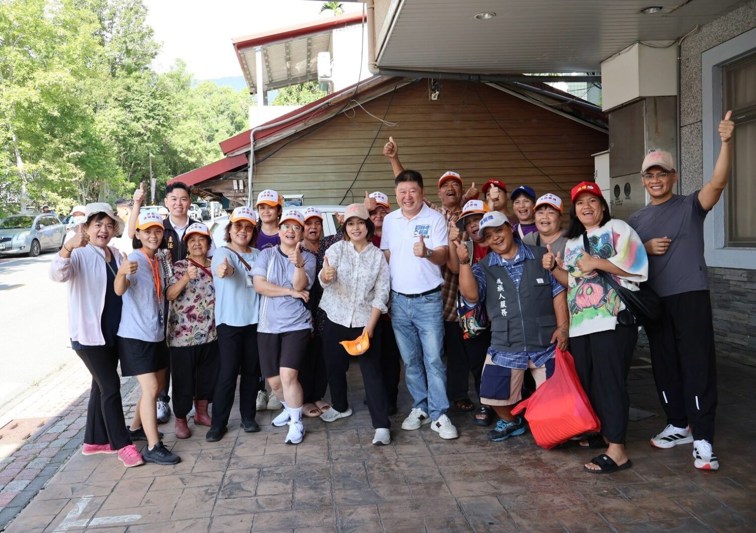 張峻(前排左七)在縣議員簡智隆及團隊陪同下到場,向來自全鄉6個村的選手、加油親友及參賽學童問候打氣。(圖/記者 趙靜姸翻攝)