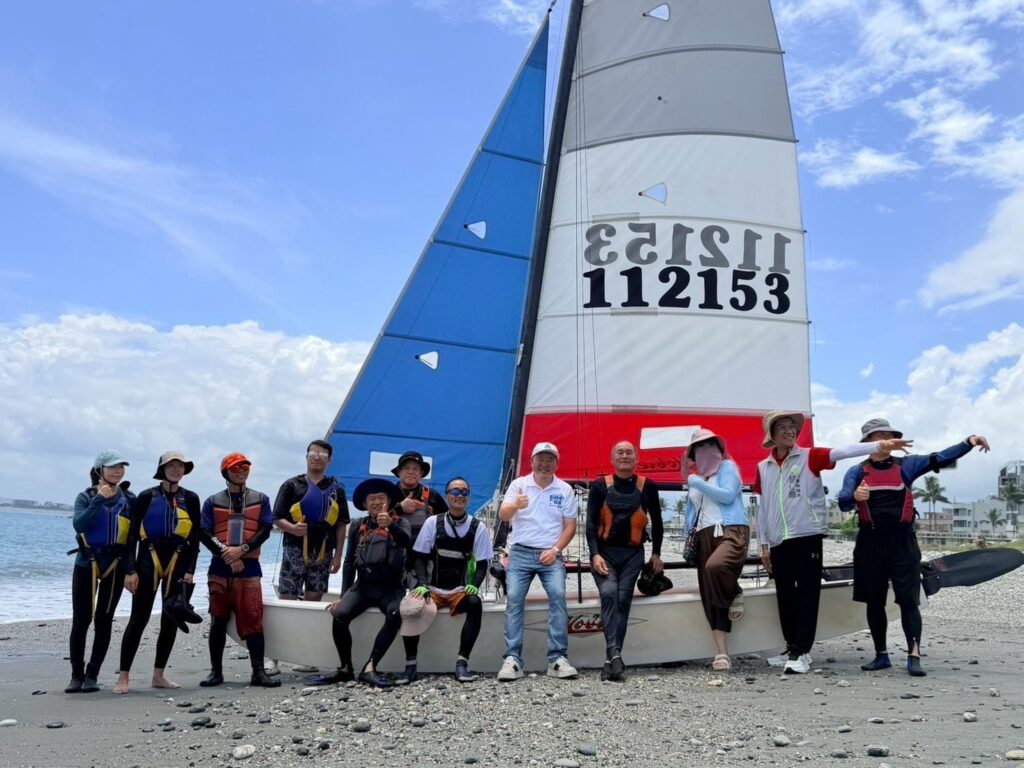 張峻（右五）今（29）日在縣議員胡仁順帶領下，前往花蓮市北濱海岸參與帆船體驗活動，與在地海洋運動愛好者交流。（圖／記者 趙靜姸翻攝）