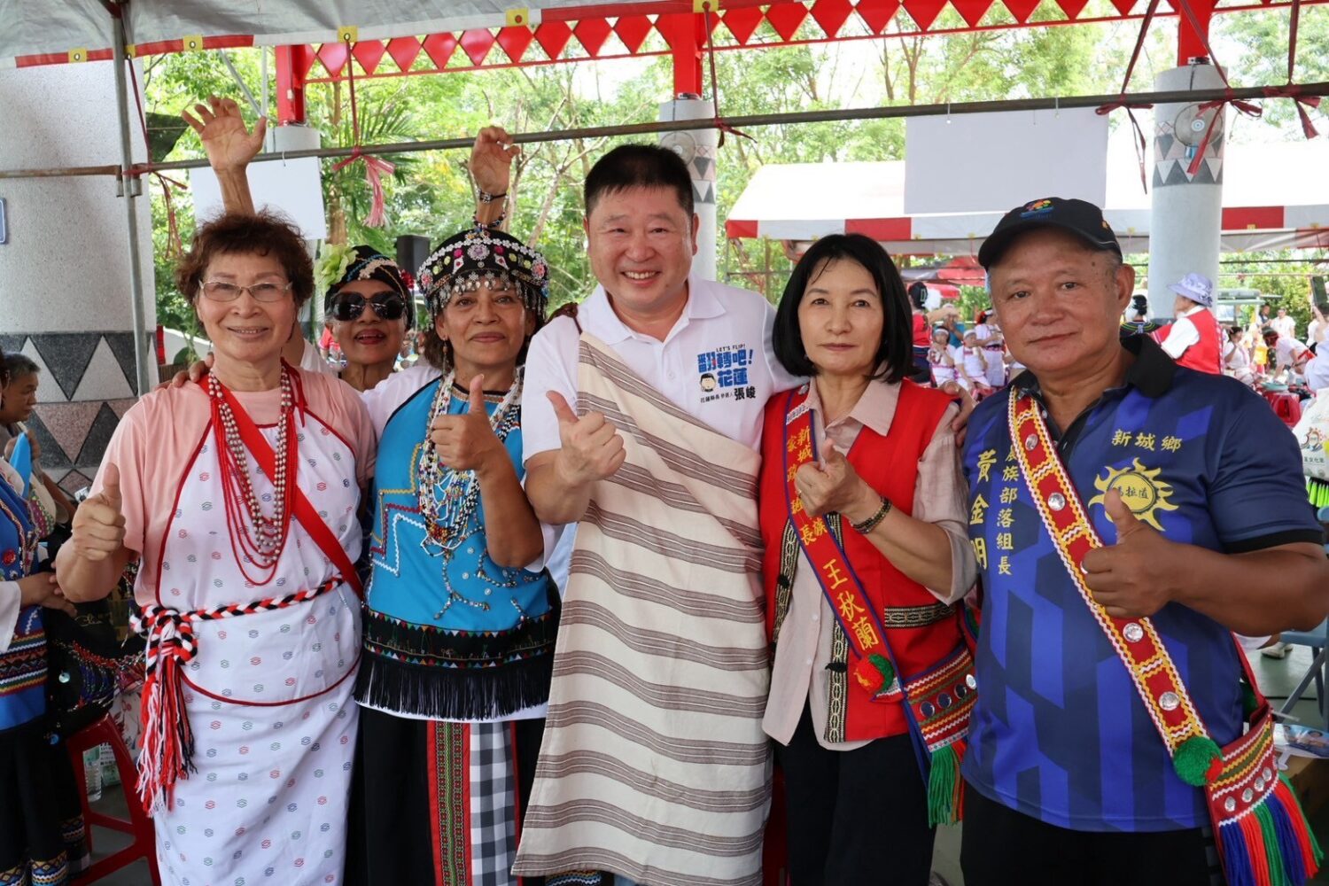 張峻(中)今（29）日接連走訪新城感恩祭及吉安仁安、勝安等部落豐年祭，與太魯閣族、阿美族、布農族等不同族群鄉親互動交流。（圖／記者 趙靜姸翻攝）