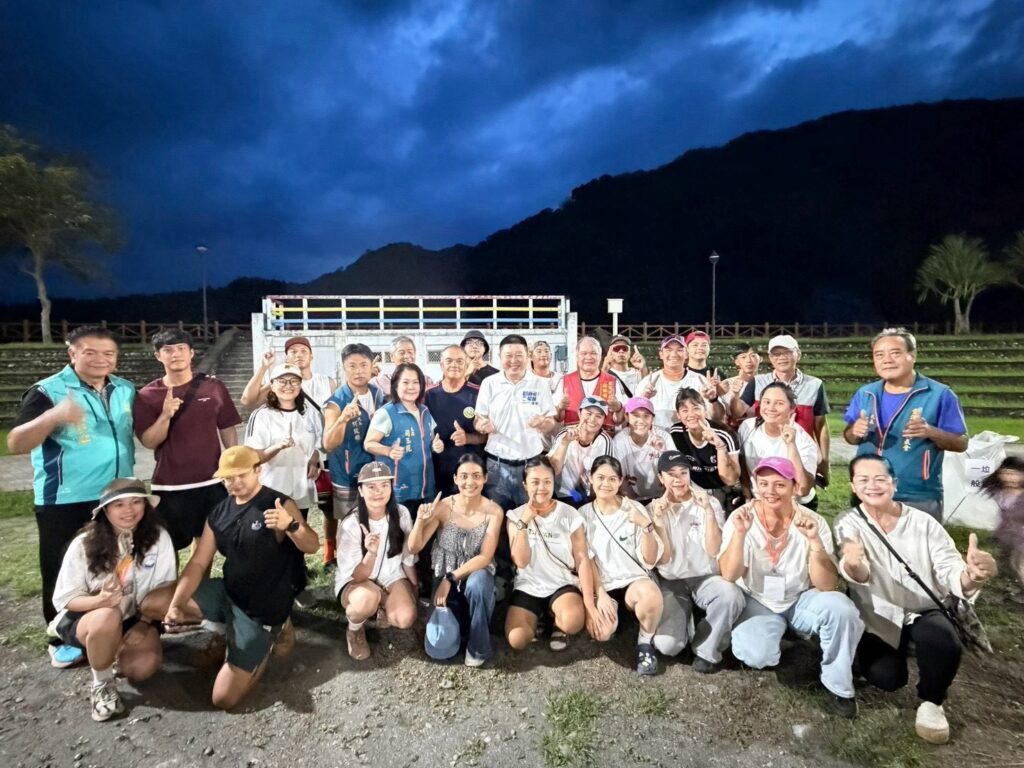 貓公龍舟隊此次在國際賽場勇奪1金1銅，張峻（第二排左七）特別向隊長蔡旻昇及16名隊員表達肯定與感謝。（圖／記者 趙靜姸翻攝）