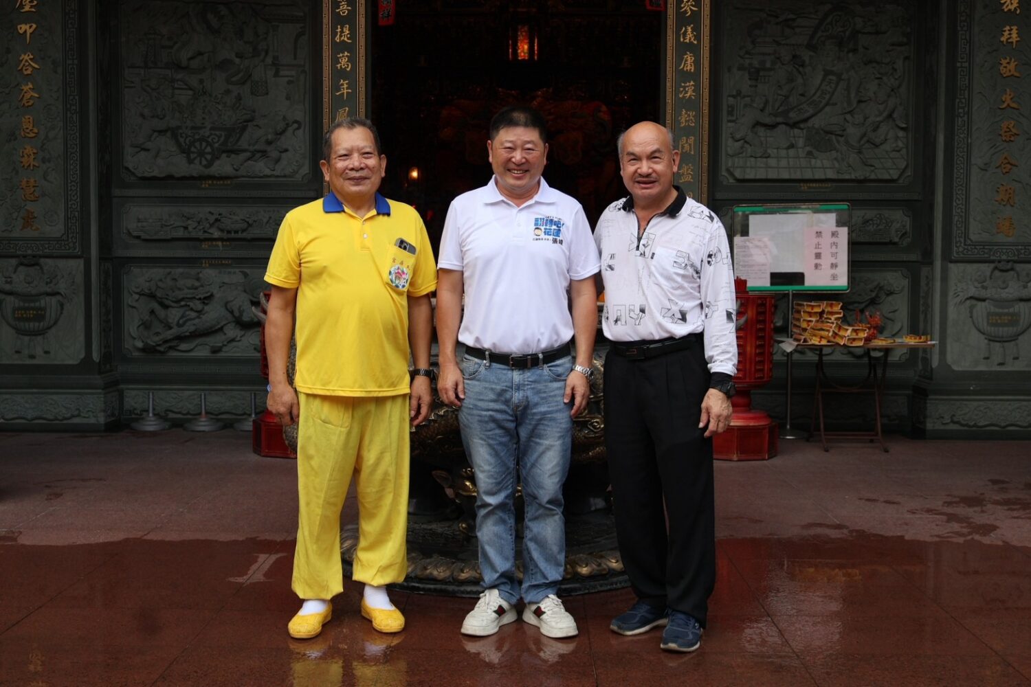 中元普渡期間，張峻（中）持續從南到北走訪地方宮廟，向神明祈求花蓮風調雨順、地方平安，也把握機會與各地鄉親交流。（圖／記者 趙靜姸翻攝）