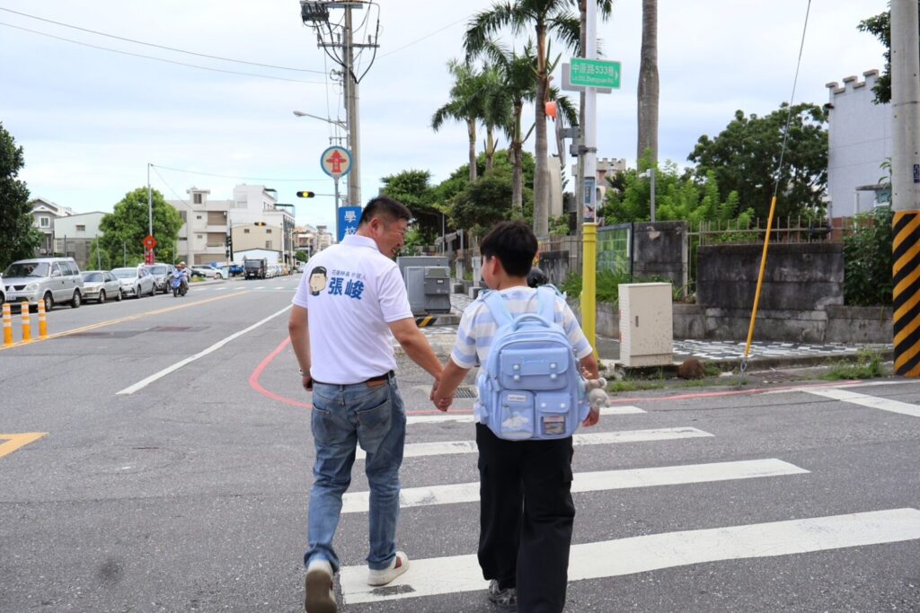 張峻（左）祝福花蓮每一位孩子平安開學、快樂學習，也祝福教師教學順利、家長安心放心。（圖／記者 趙靜姸翻攝）