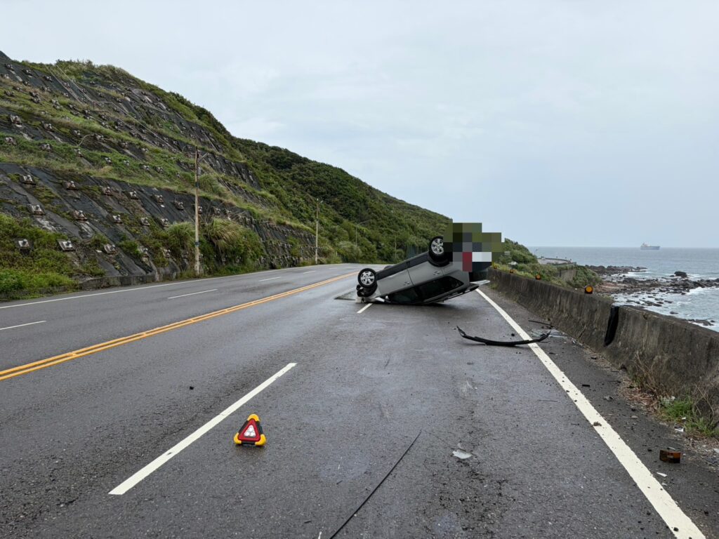 自小客車行經北濱公路安中橋旁彎道時失控翻覆，車體受損並散落部分零件，詳細肇事原因仍待警方進一步釐清。（圖／記者薛秀蓮 翻攝)