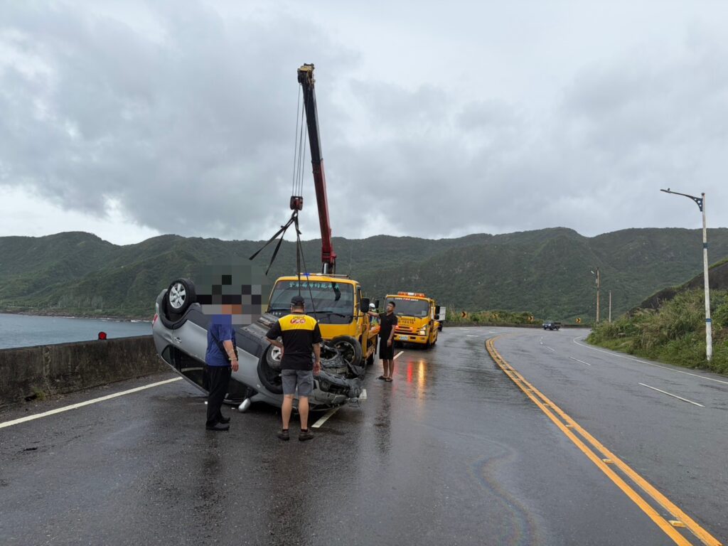 拖吊人員到場協助處理翻覆車輛，警方同步進行交通疏導及事故處置，並儘速排除道路障礙。（圖／記者薛秀蓮 翻攝)