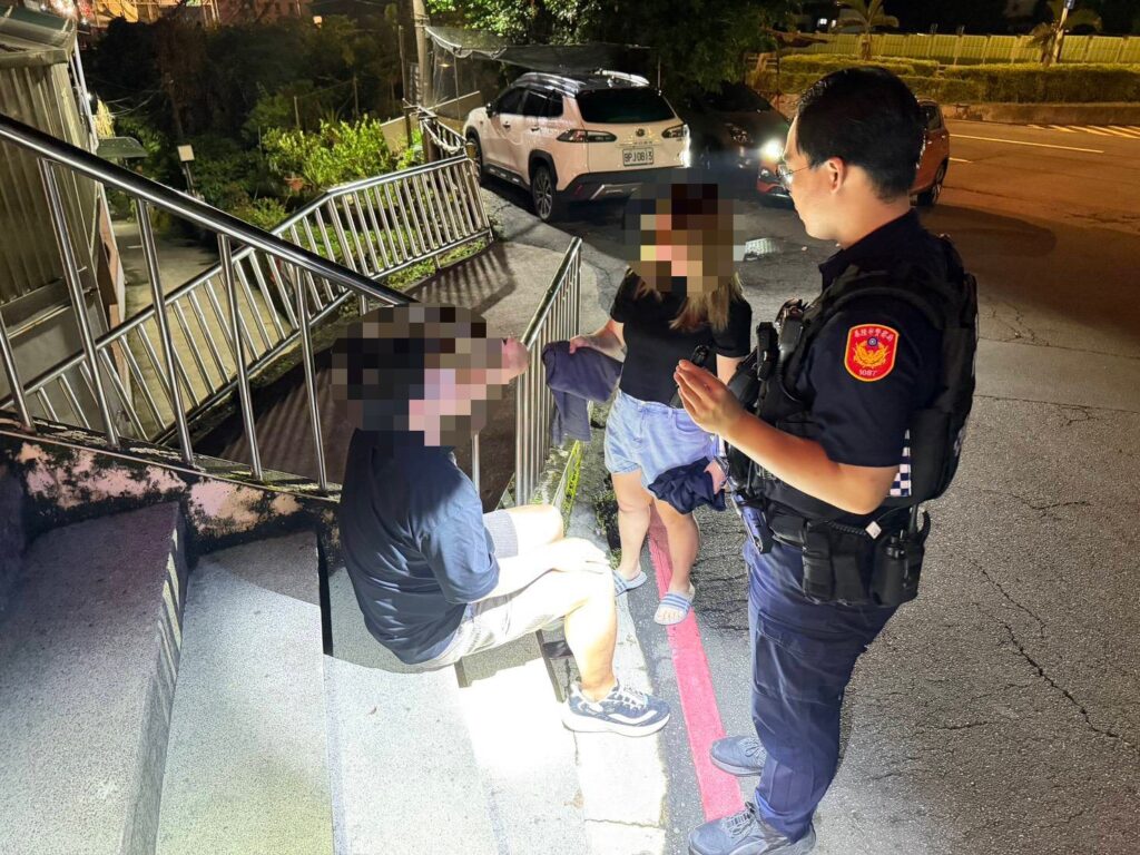 警方於現場關心路倒男子。(圖/記者薛秀蓮 翻攝)